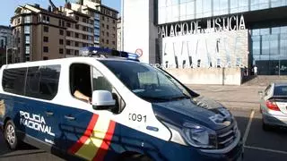 Cinco años de cárcel por robar en tres negocios de Gijón a punta de cuchillo