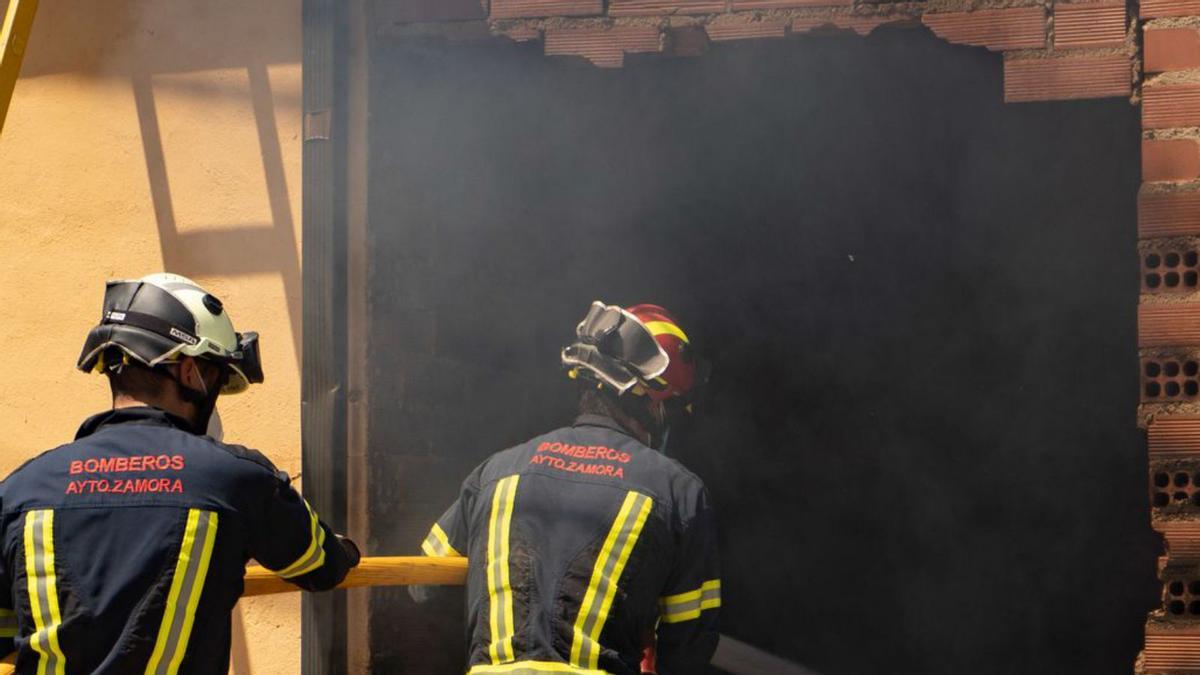 Bomberos apagan el fuego aún presente en una nave con alpacas. | J. L F.