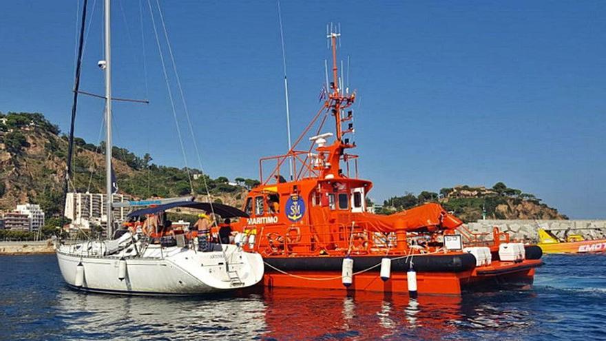 El veler remolcat amb l&#039;ajuda de Protecció Civil.