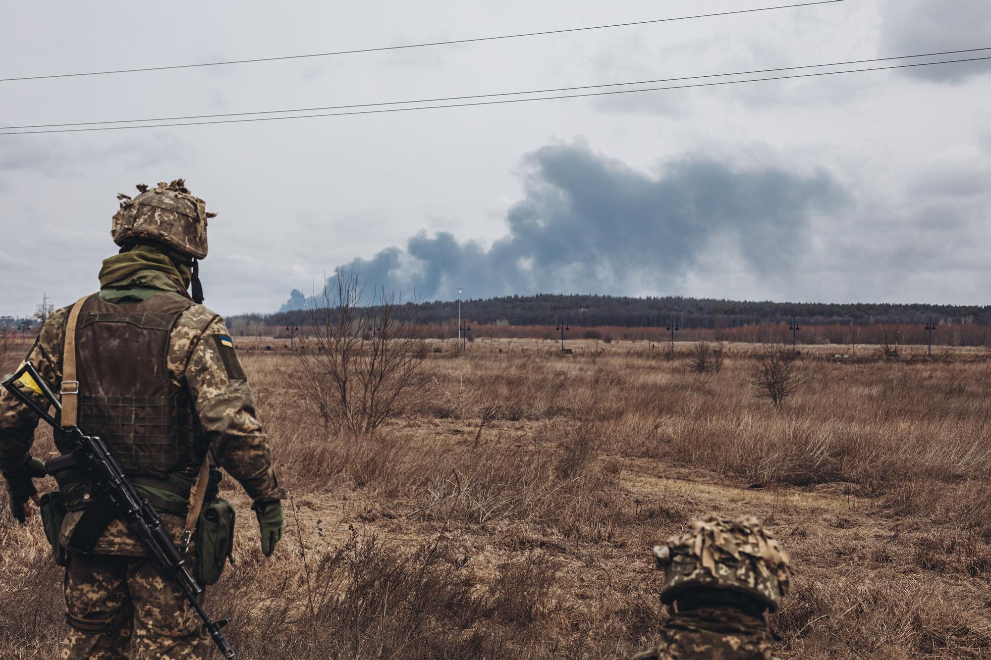 Un soldado del ejercito ucraniano observa el humo de los bombardeos, a 4 de marzo de 2022, en Irpin (Ucrania). Ucrania cumple nueve días sumida en un conflicto bélico tras el inicio de los ataques por parte de Rusia, el pasado 24 de febrero. Durante la pa