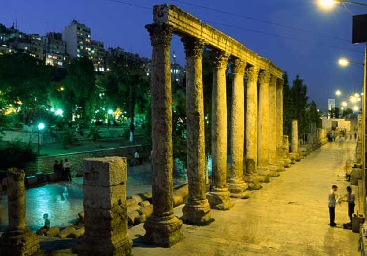 Columnas y paseo inferior del Teatro Romano de Ammán.