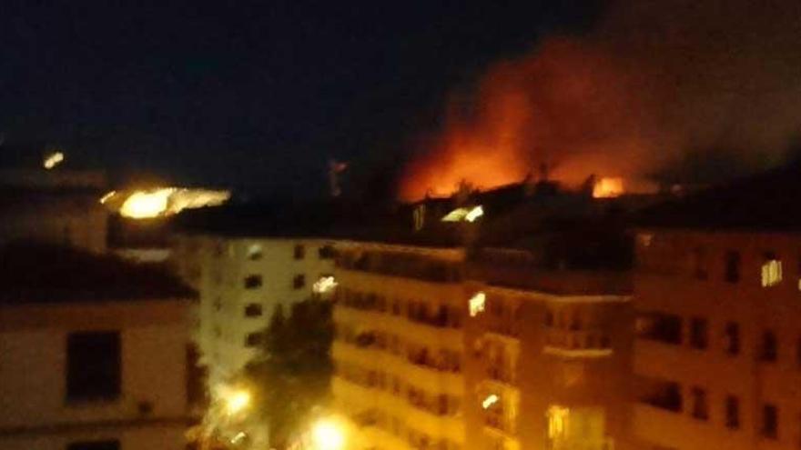 Las imágenes de la explosión e incendio de un bloque de pisos en Cáceres