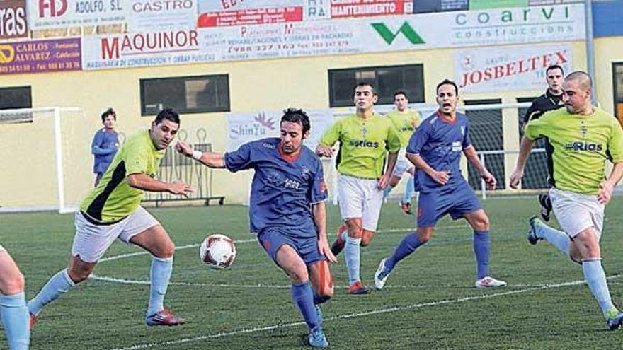 Nuno Taveira controla un balón, ayer en Os Carrís