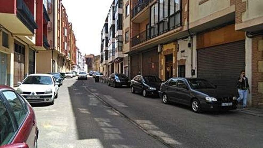 Vehículos estacionados en la Ronda de Capuchinos, vía en la que los vándalos ocasionaron los daños.