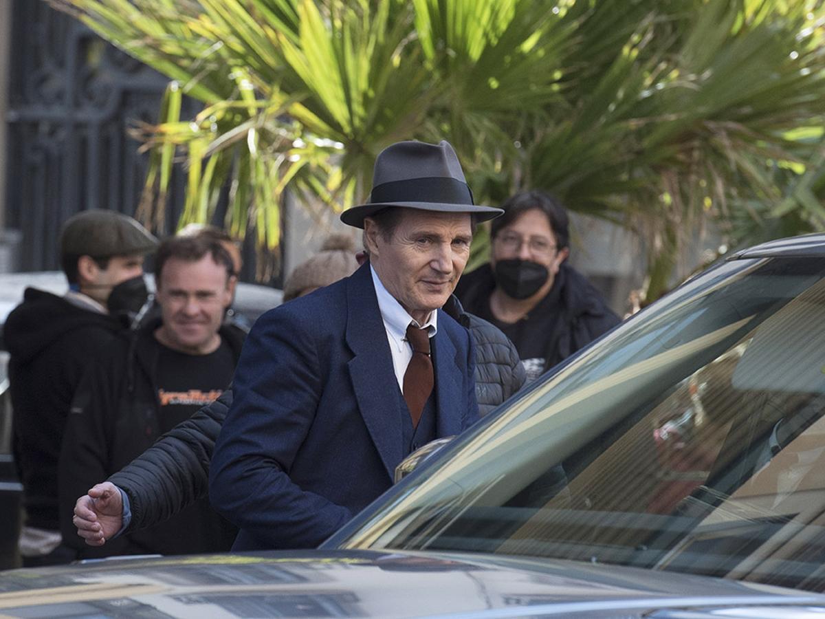 EL ACTOR LIAM NEESON DURANTE EL RODAJE DE LA PELICULA &quot; MARLOWE &quot; EN MANRESA.MANRESA . RODATGE PELÍCULA &quot; MARLOWE &quot; AMB L' ACTOR LIAM NEESON . MURALLA DEL CARME . BAR &quot; MIAMI &quot;