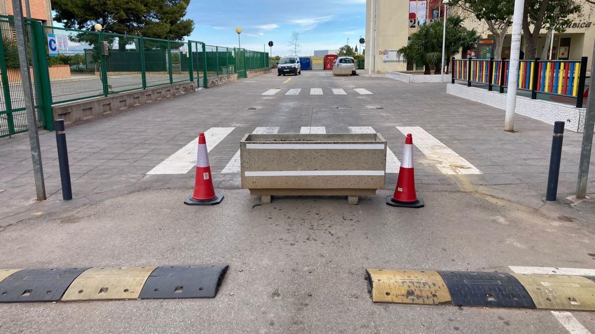 El consistorio ha situado unas jardinera para cerrar el tráfico en el entorno del colegio. | A.F.