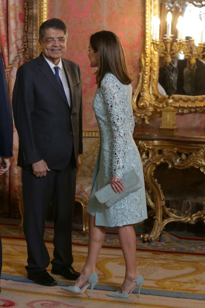 La Reina con look en verde agua