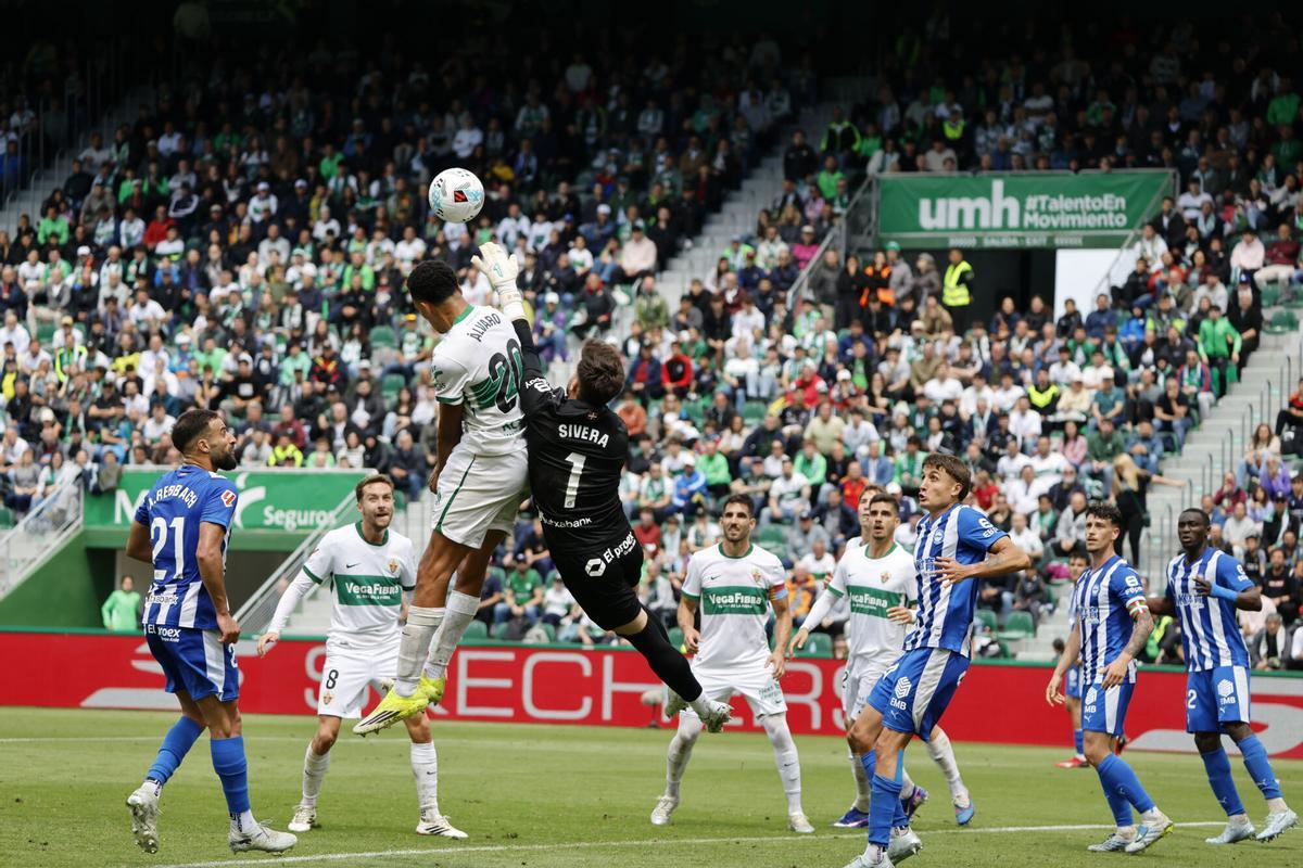 ELCHE (ALICANTE), 09/05/2026.- El delantero del Elche Álvaro Rodríguez (3i) remata un balón durante el partido de la jornada 35 de LaLiga que el Elche y el Alavés disputan este sábado en el estadio Martínez Valero. EFE/ Pablo Miranzo