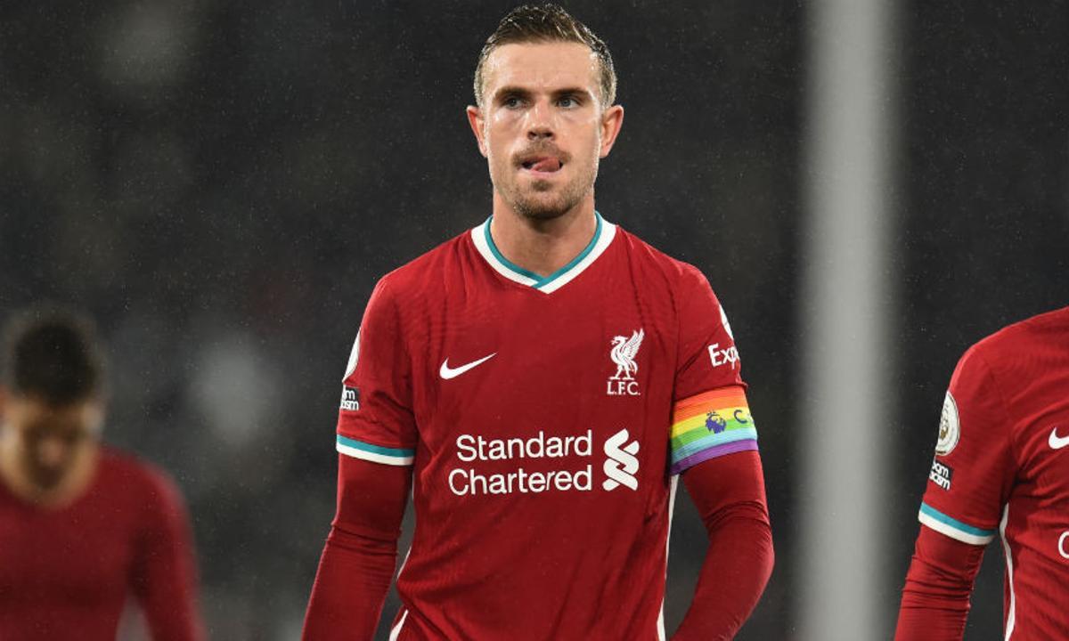 Jordan Henderson, capitán del Liverpool, con el brazalete LGBT.