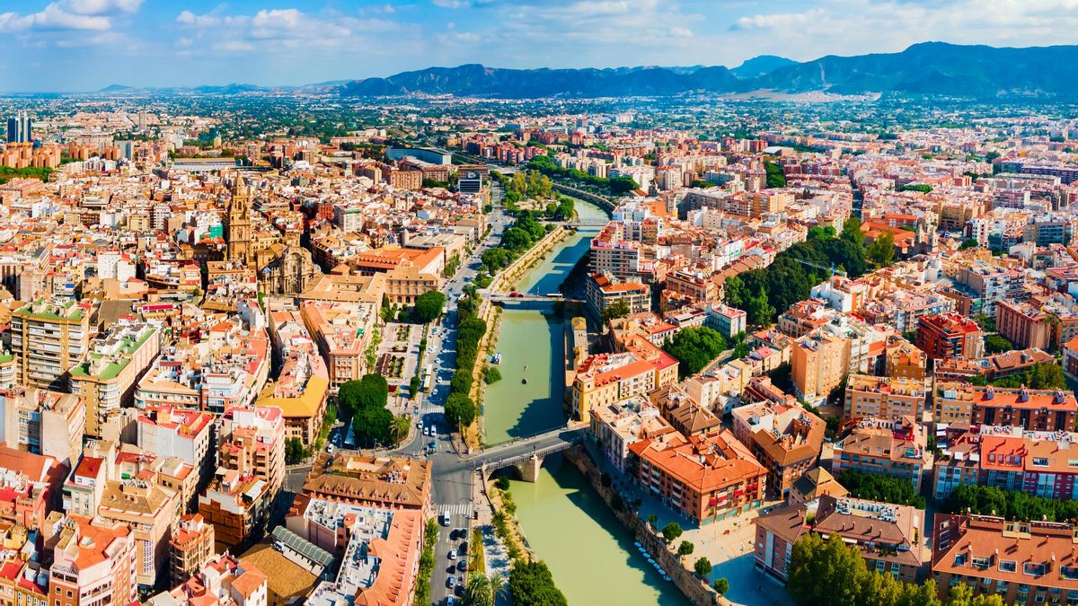 La ciudad más infravalorada por el turismo: preciosa, con una catedral única y uno de los mejores balnearios de España