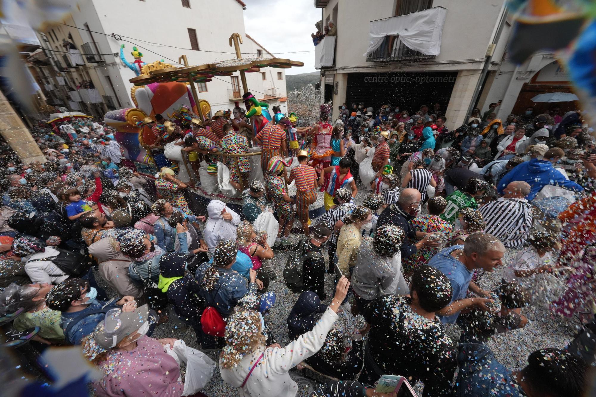 Búscate en el desfile de carrozas y disfraces de l'Anunci de Morella