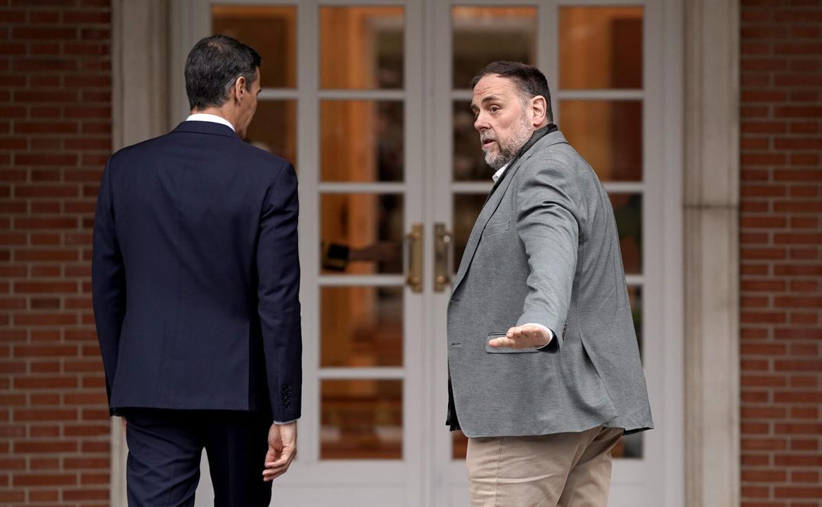 El presidente del Gobierno, Pedro Sánchez, y el líder de ERC, Oriol Junqueras, antes de su encuentro este jueves en el Palacio de La Moncloa.