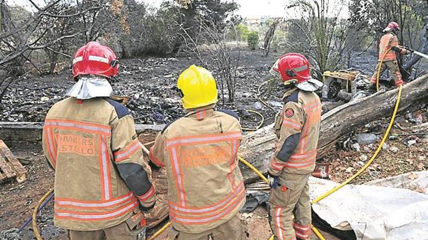Alarma por el denso humo al arder una parcela ‘okupada’ en Castellón