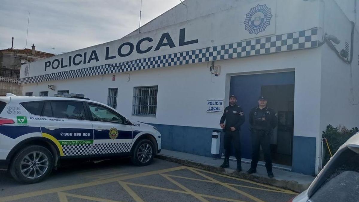 Dos agentes de la Policía Local de Montserrat, en una imagen de archivo.