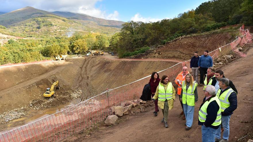 La presidenta de la Junta de Extremadura, María Guardiola, visita las obras de la balsa de agua en Jerte