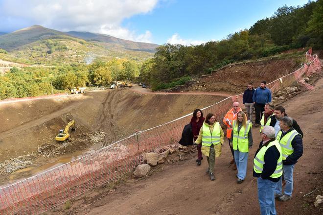 La presidenta de la Junta de Extremadura, María Guardiola, visita las obras de la balsa de agua en Jerte
