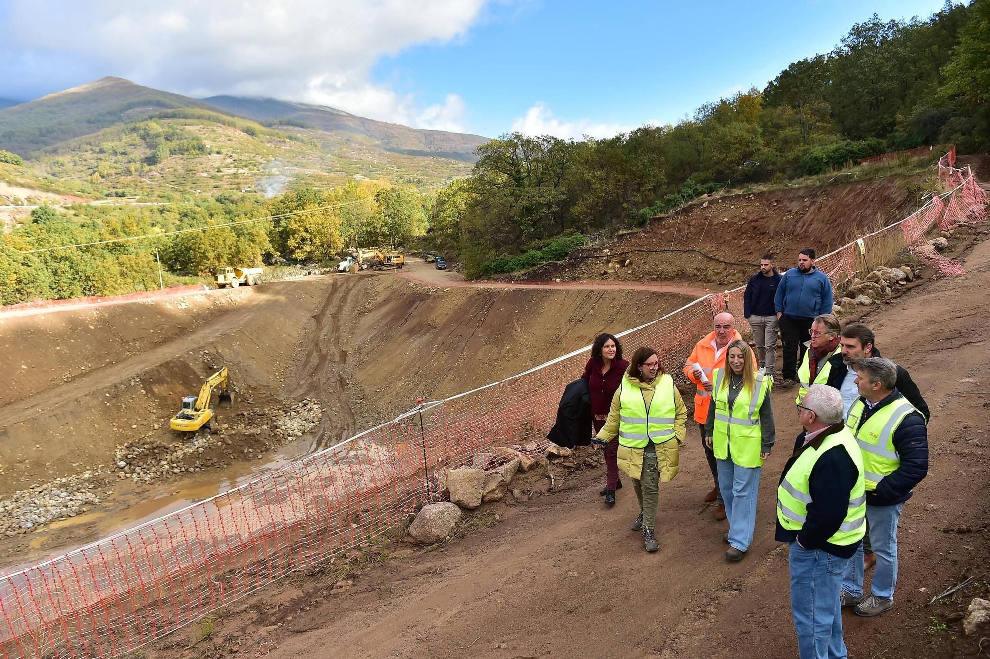 La presidenta de la Junta de Extremadura, María Guardiola, visita las obras de la balsa de agua en Jerte