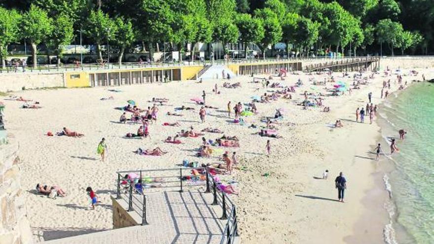 Aspecto que presentaba, ayer, la playa de Portocelo en Marín. // S. Álvarez