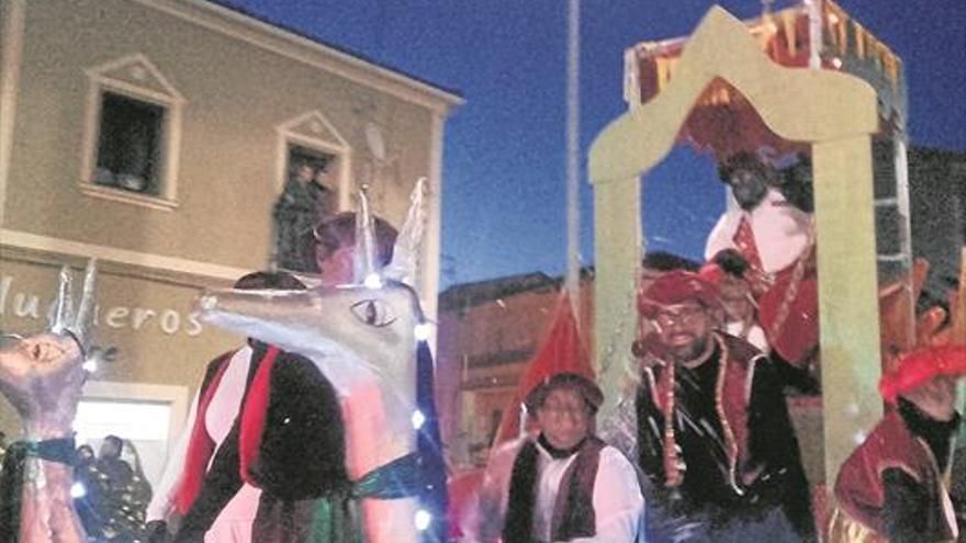 Los Reyes Magos llegan cargados de color a Coria