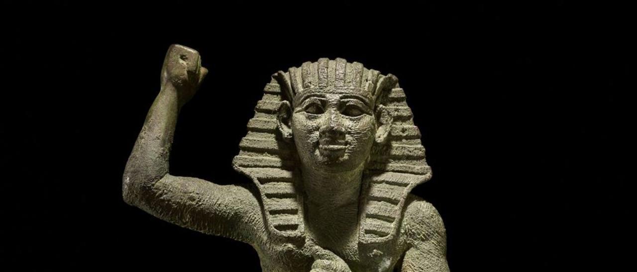 Escultura de un rey egipcio arrodillado y fragmento del sarcófago de Ramses VI, que se podrá ver en la exposición «Faraón». Arriba,  «Después de la tormenta», de Hermen Anglada Camarasa.