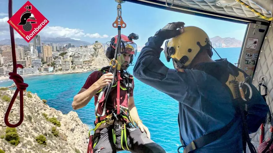 Rescatan en helicóptero a una mujer atrapada en un acantilado en La Vila Joiosa