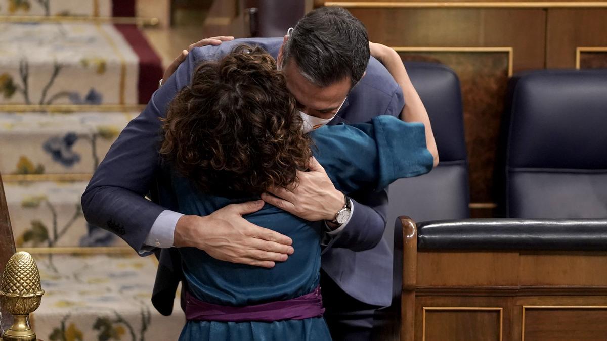 El presidente del Congreso, Pedro Sánchez, felicita con su abrazo a la ministra de Hacienda y Función Pública, María Jesús Montero, tras la aprobación por el pleno del Congreso del proyecto de ley de Presupuestos Generales del Estado para 2022, este 25 de noviembre de 2021.