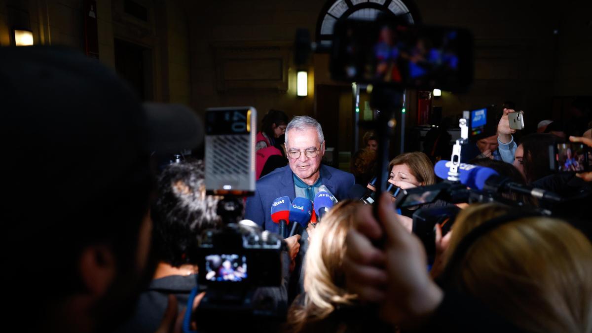 El hermano de Mazen Dabbagh, Obeida Dabbagh, habla con la prensa después del veredicto  del caso en contra de tres oficiales sirios por su implicación en crimenes contra la humanidad, juzgados en París