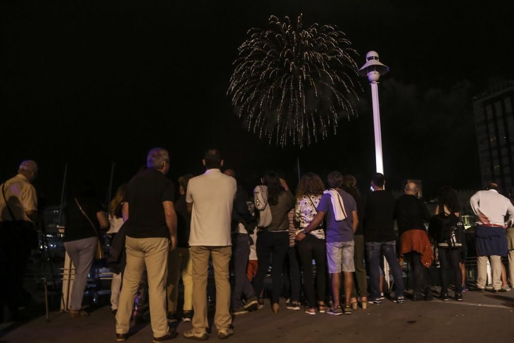 Espectáculo pirotécnico en las fiestas de Begoña, en Gijón.