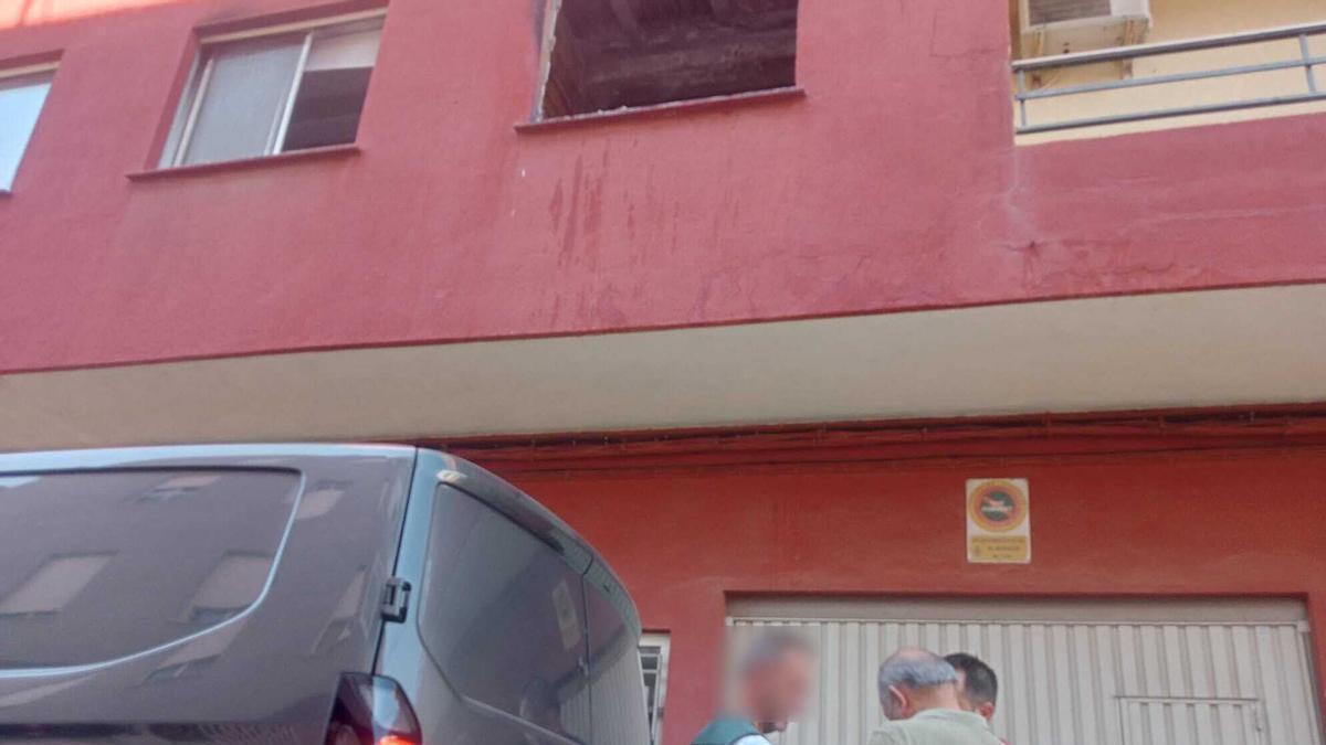 Los investigadores de la Guardia Civil frente a la vivienda siniestrada en Alberic