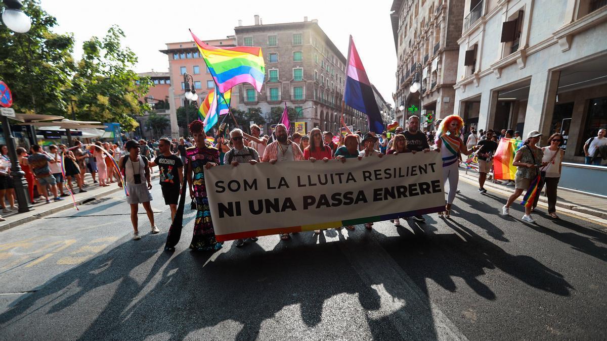 Archivo - Varias personas sujetan una pancarta durante la manifestación del Orgullo LGTBIQ+ en Palma.