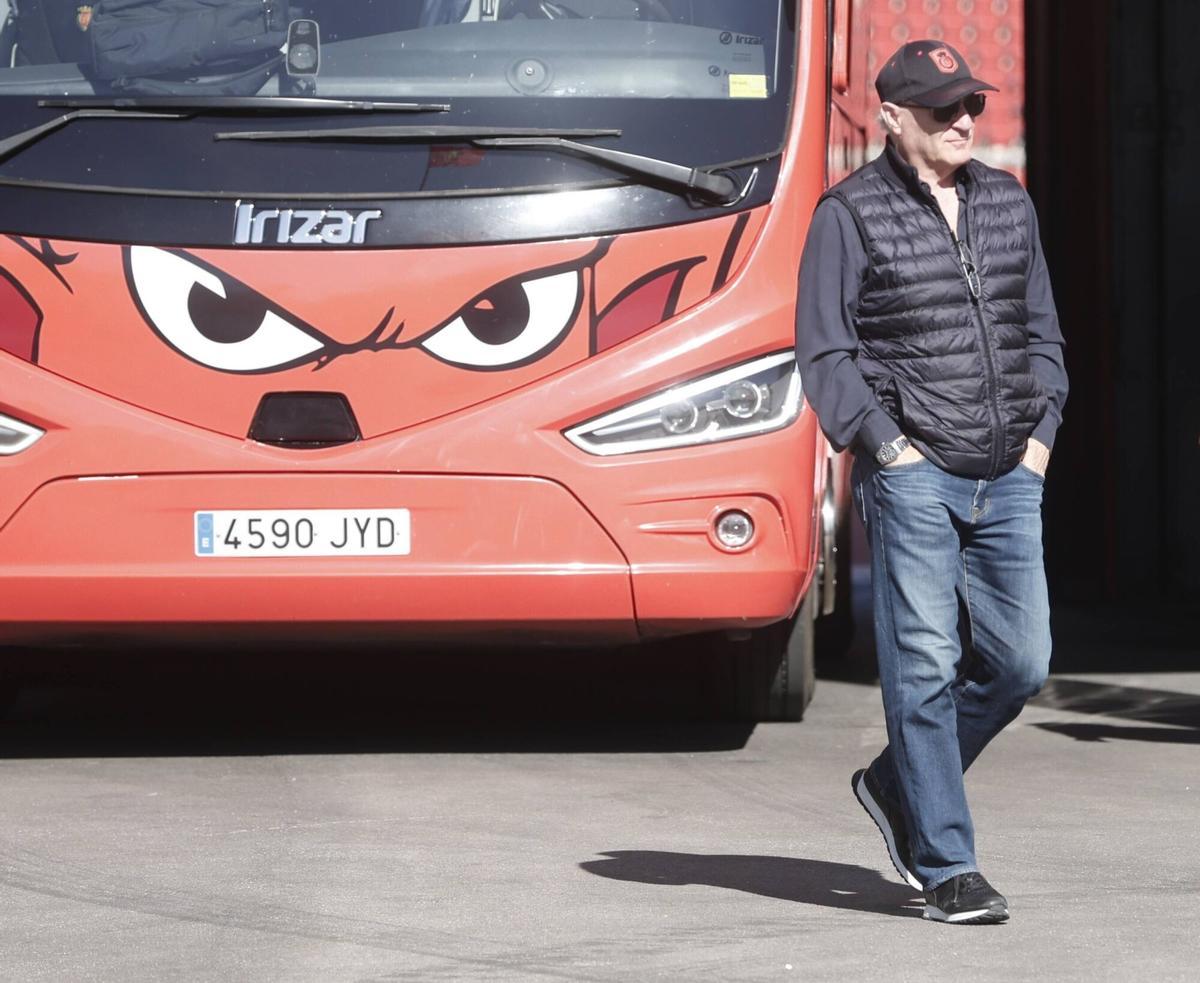 Los aficionados del Mallorca despiden con cánticos al equipo en su salida hacia Valencia