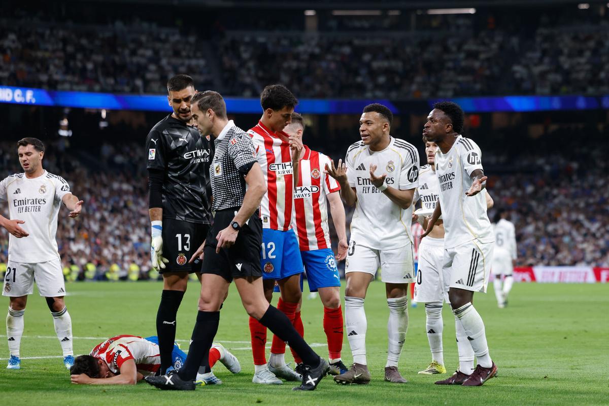 Kylian Mbappe and Vinicius Junior of Real Madrid CF protest during the Spanish League, LaLiga EA Sports, football match played between Real Madrid and Girona FC at Bernabeu stadium on April 10, 2026, in Madrid, Spain. AFP7 10/04/2026 ONLY FOR USE IN SPAIN. Dennis Agyeman / AFP7 / Europa Press;2026;SOCCER;SPAIN;SPORT;ZSOCCER;ZSPORT;Real Madrid v Girona FC - LaLiga EA Sports;