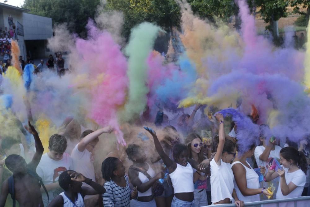 Festa «holi» a les festes d'agost de Banyoles