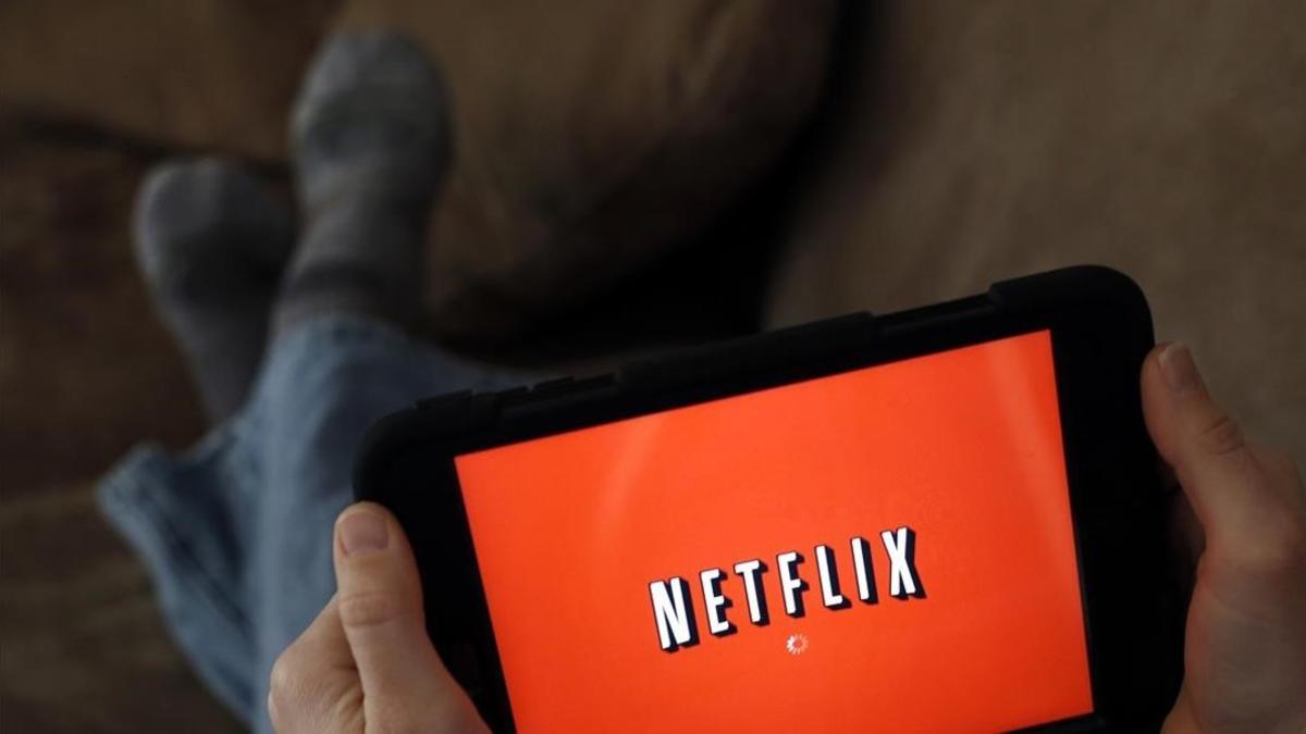 Un usuario de Netflix, en el salón de su casa.