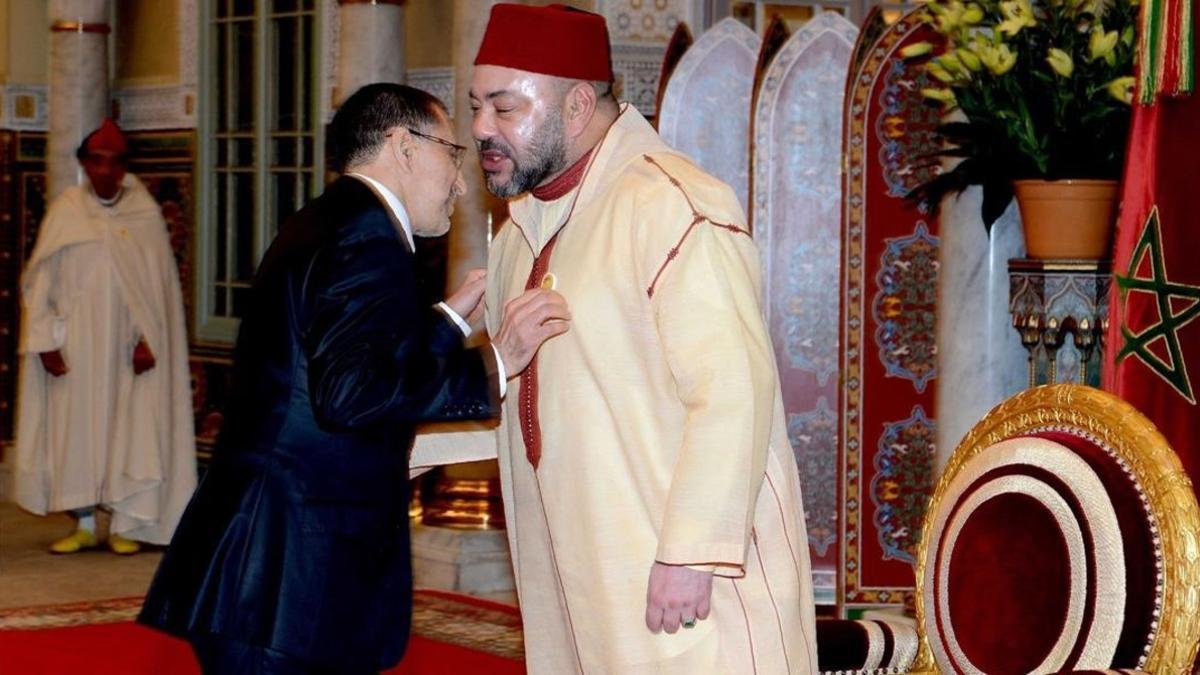 Al Othmani saluda al rey Mohamed VI en el palacio real, en Casablanca, el 17 de marzo.