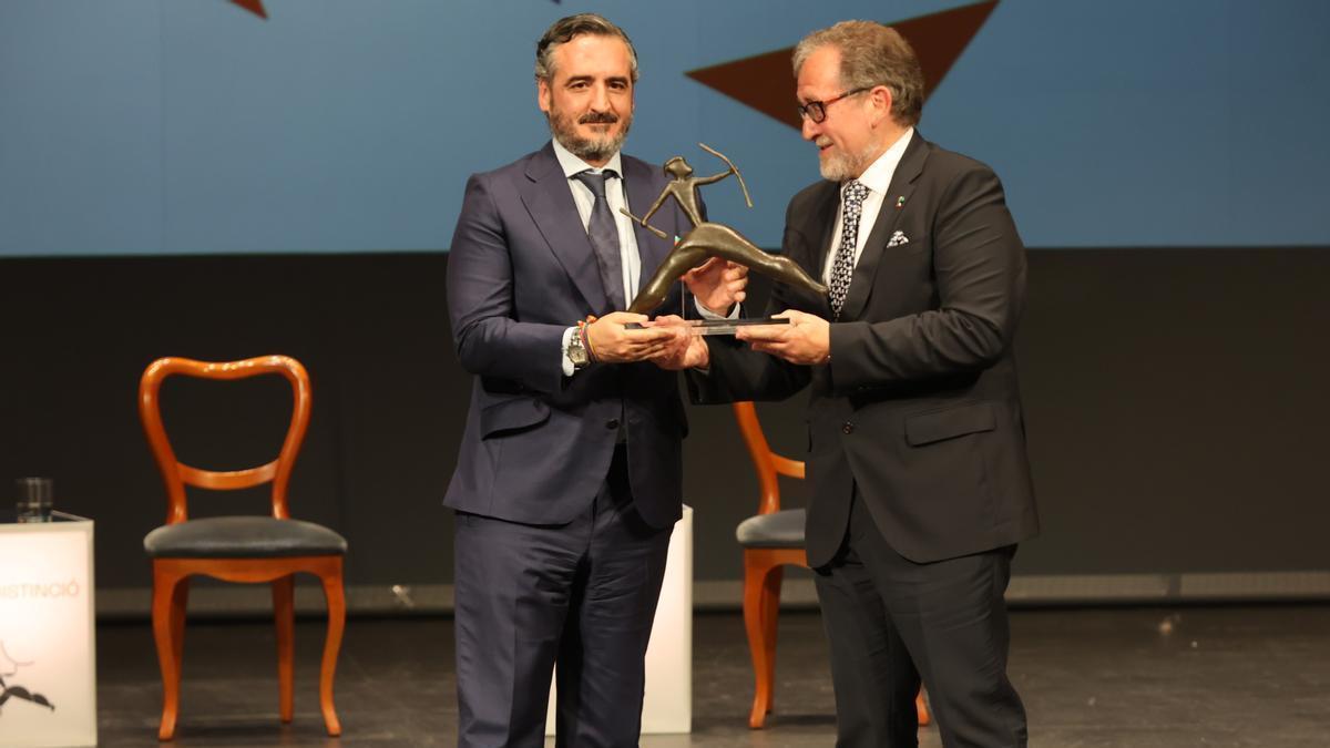 El presidente del CD Castellón, Vicente Montesinos, recibe el trofeo de la Alta Distinción de la mano de José Martí.