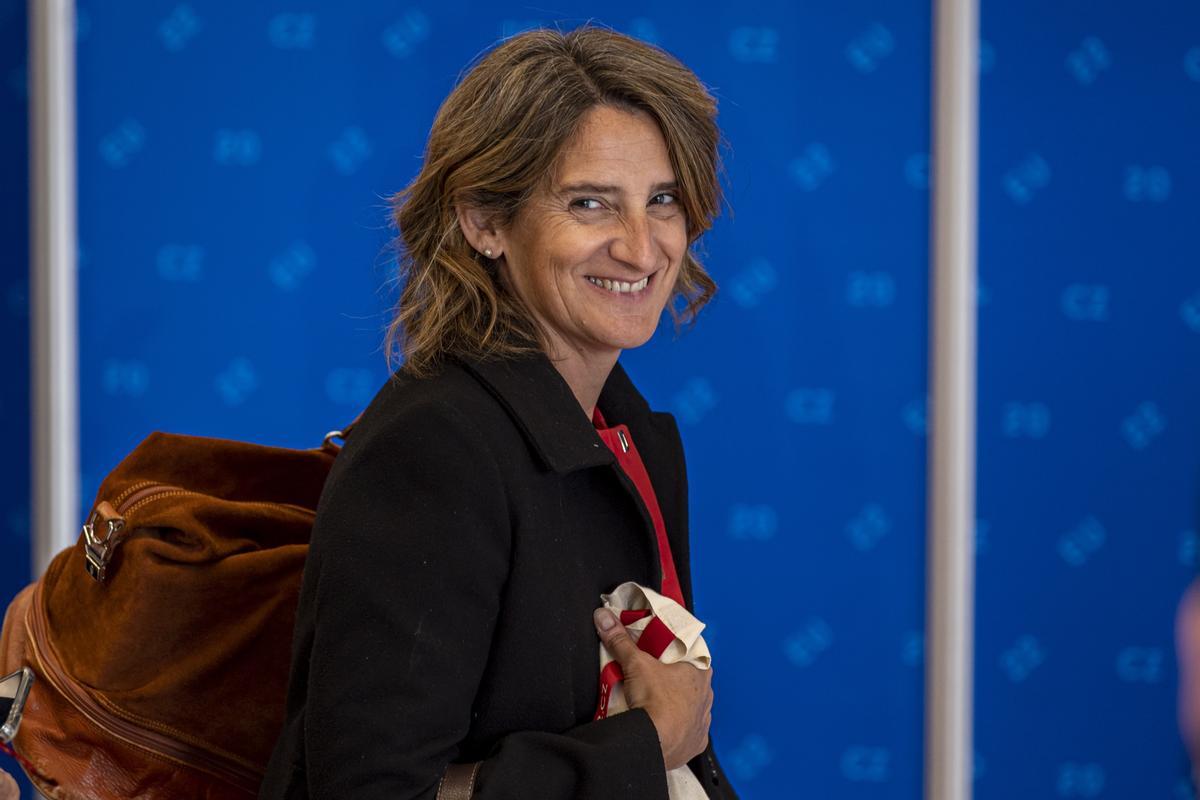 La ministra española de Transición Ecológica, Teresa Ribera, abandona la Reunión Ministerial Europea de Energía antes de la foto de familia, en Praga este 12 de octubre.