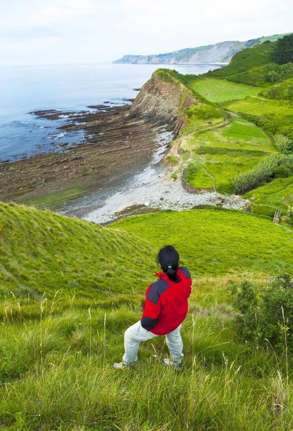 Los montañeros están de suerte, ya que desde algunas calas se pueden observar playas con aguas cristalinas y de arena dorada.