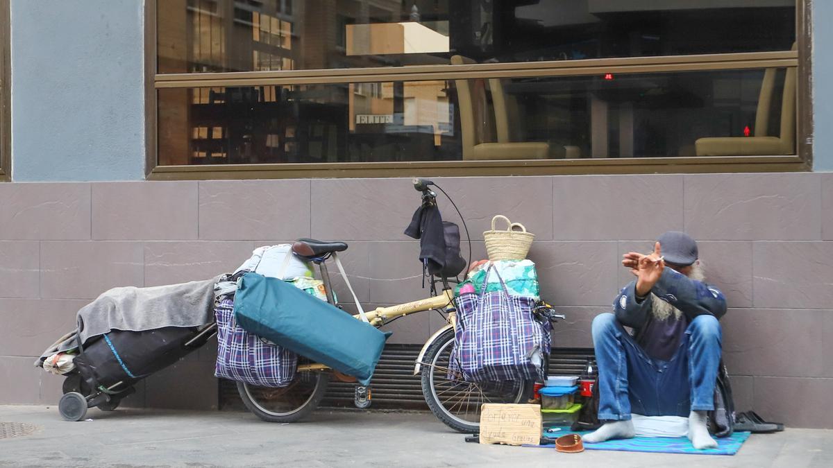 Una de las personas sin hogar que pide en el centro de Torrevieja desde hace años