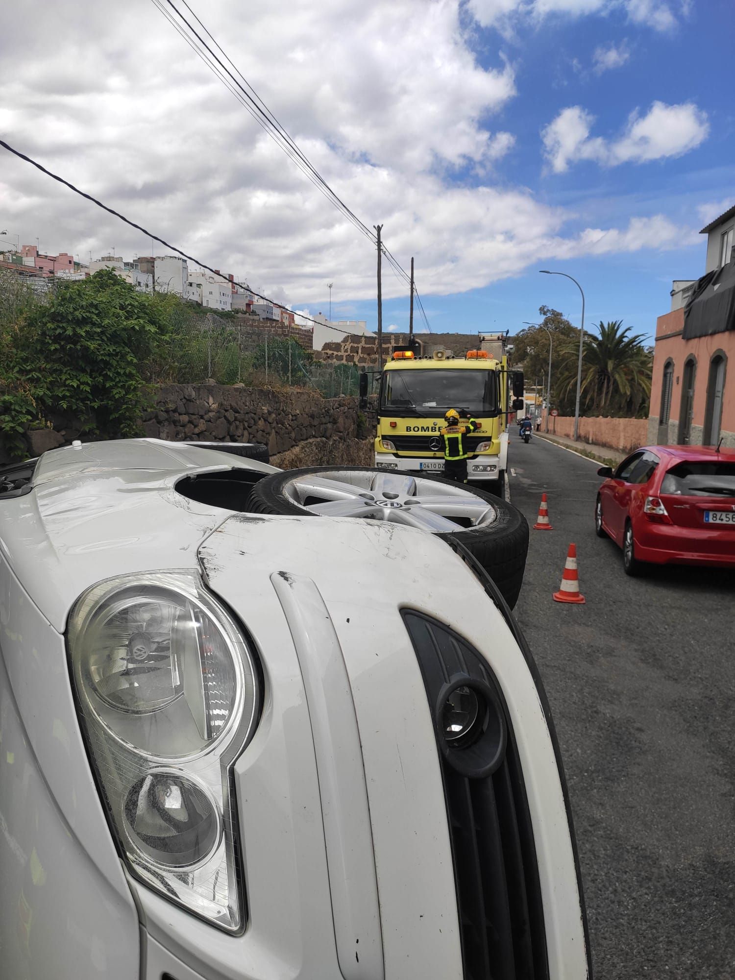 Un turismo vuelca en Arucas tras chocar contra una moto de Correos