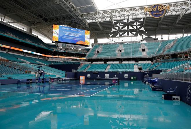 Vista de una pista inundada durante los partidos cancelados de la jornada en el Abierto de Miami.