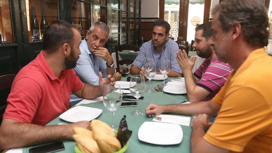 Cortés, Moro y Javier Frutos, en la tertulia del Mesón Cantarrana.