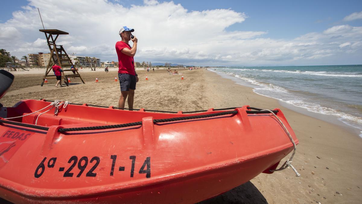 Un socorrista vigilando la playa