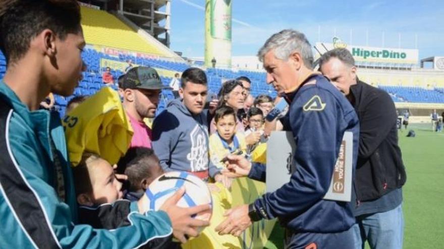 Quique Setién, esta mañana, en el Gran Canaria, atiende a unos aficionados.