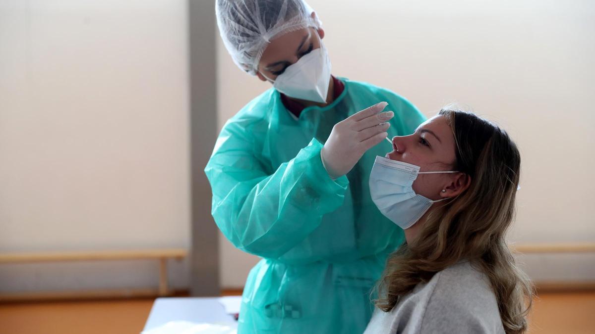 Una joven estudiante se realiza la prueba del coronavirus en un instituto de Lisboa.