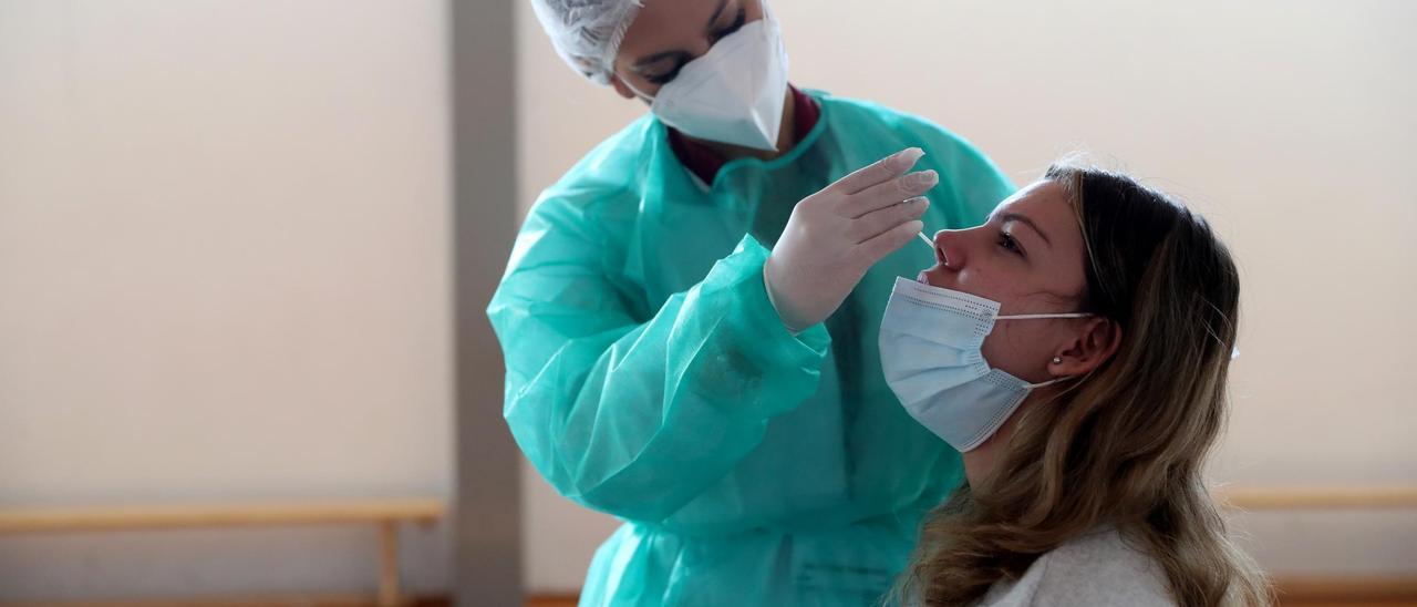 Una joven estudiante se realiza la prueba del coronavirus