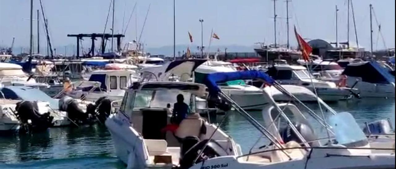 Un momento del intento de robo de una lancha por un menor migrante en el puerto depotivo de Melilla.