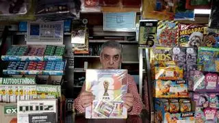 La locura por el Mundial de fútbol deja sin cromos a muchos quioscos de España: "Nunca vi algo así, la gente se lleva cajas enteras"
