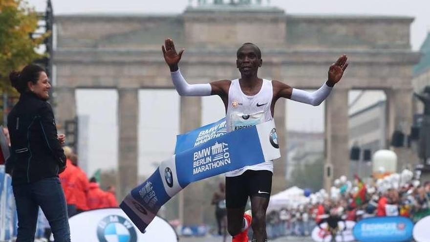 Kipchoge cruza la meta ante la puerta de Brandenburgo. // M. dalder