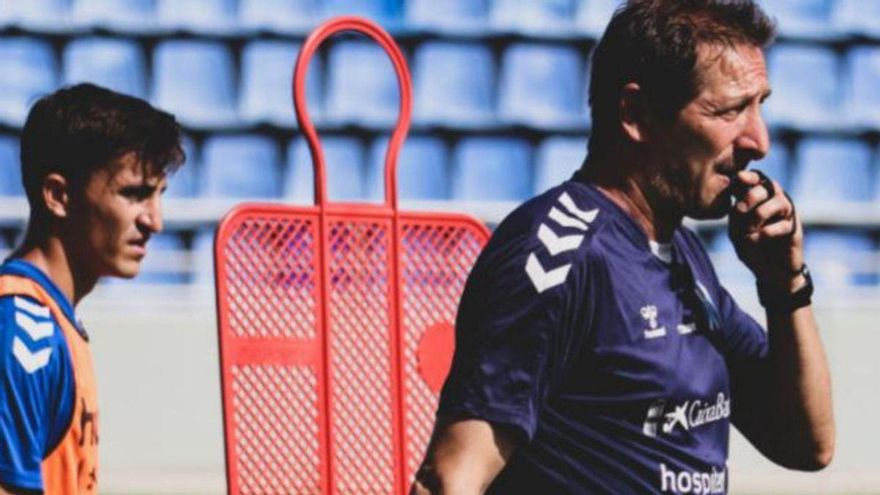Luis Miguel Ramis, a la derecha, junto a Aitor Buñuel durante el entrenamiento de ayer en el Heliodoro.